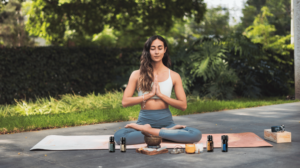Yoga, doterra, uleiuri esentiale, uleiuri esentiale pentru yoga, meditatie